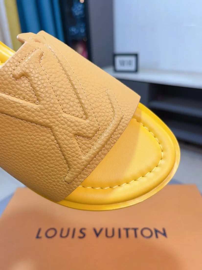 Men's shoes 💰300🌸🌸LV Ordinary men's spring and summer slippers, uppers imported from Italy, cowhide fabric, logo graphics, high-quality craftsmanship, soles: original soles specially provided by the original factory, exclusive movable molded soles super comfortable, original factory single goods, 🔍🔍high quality, you can enter and exit the counter at will, welcome to compare, size 38-45